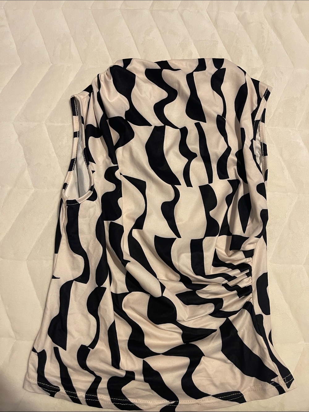 Black & White Abstract Print Sleeveless Women's Blouse